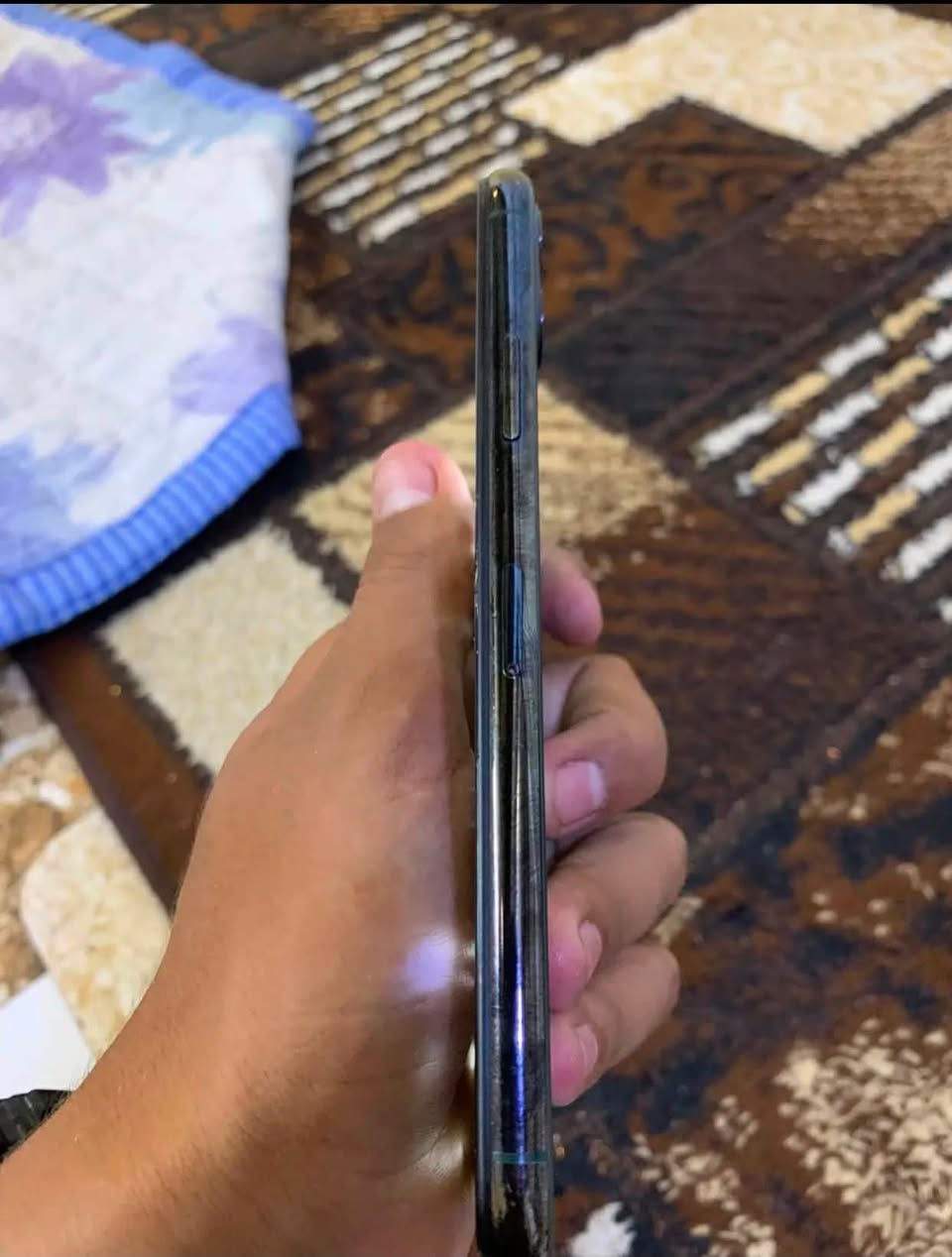 ايفون ١١ برو ماكس مبدل شاشه فقط ذاكره ٦٤ بطاريه ٦١ بلاديه دبل سيمكارت مثل مموضح كدامك سعره ٢٠٠
