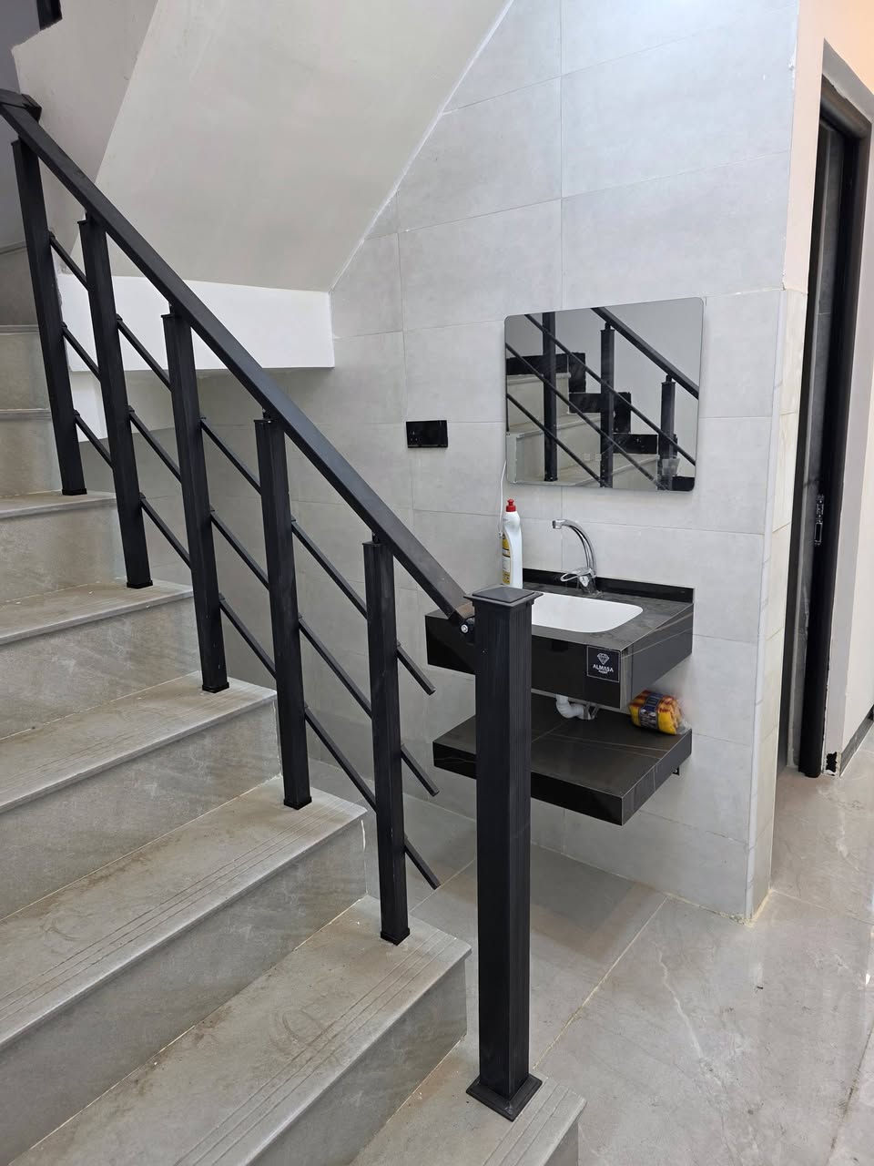 داران للبيع في حي المشراق خلف مأكولات طماطة المساحة 100 م الابعاد 5 × 20 م طابقين بناء حديث زيرو 4 غرف نوم مطبخ هول مشتمالات الاتجاة شروق تام  . 
عقارات الصفوة  حي المصارف قرب جامع سعدي مهدي
***********
***********
