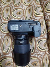 كامره نيكون D7000 الكامره نظيفه وياها زوم 70-300 وشاحنه  مكاني حله سعر...