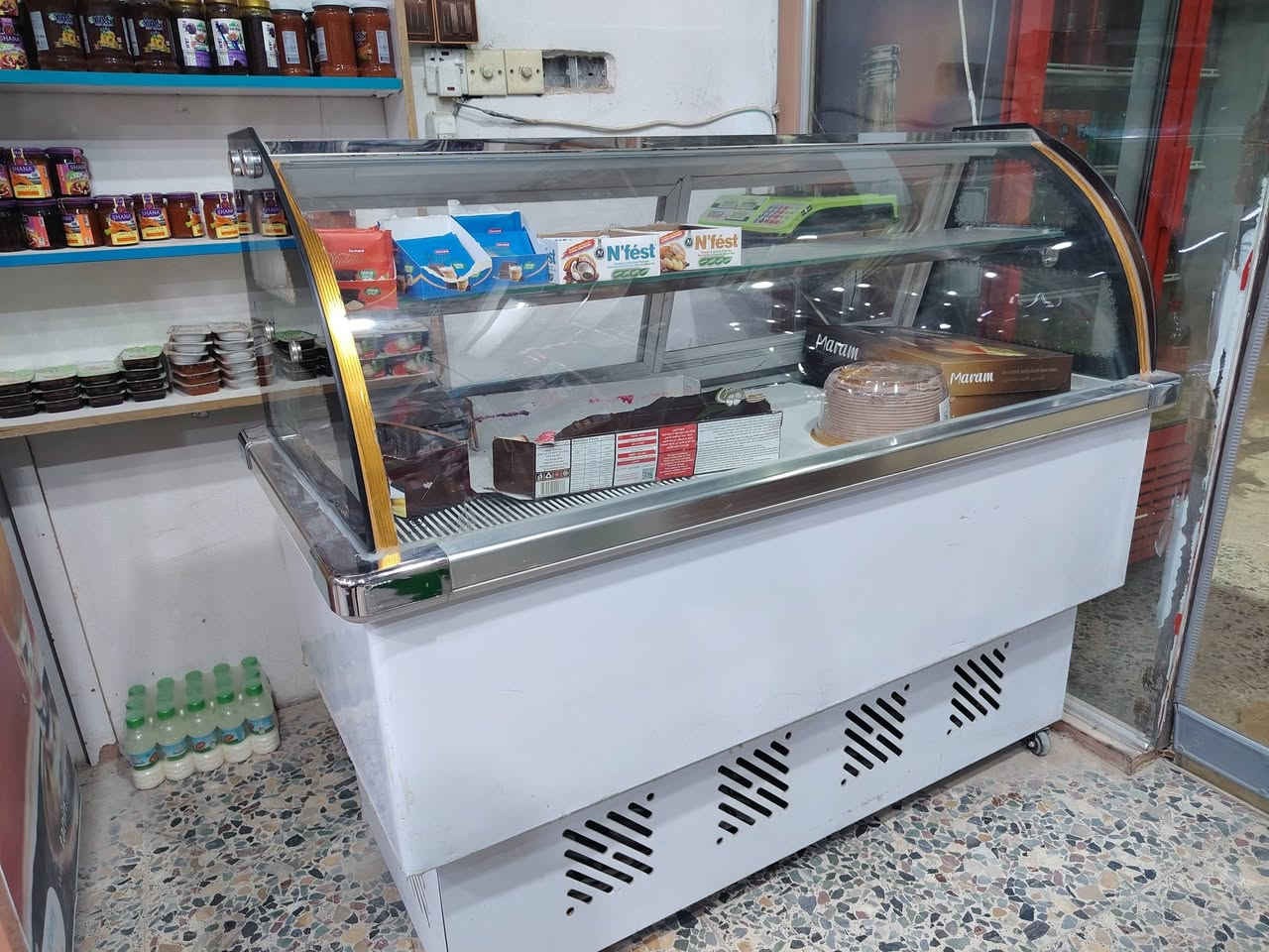 عارضه طرشي  كيك او اجبان  شتريد خلي بيهه
جديده قليل لاستعمال  شرط تبريد او ماطور او اي عطل تجي تفحص وتاخذ  العنوان نجف الاشرف  ***********
