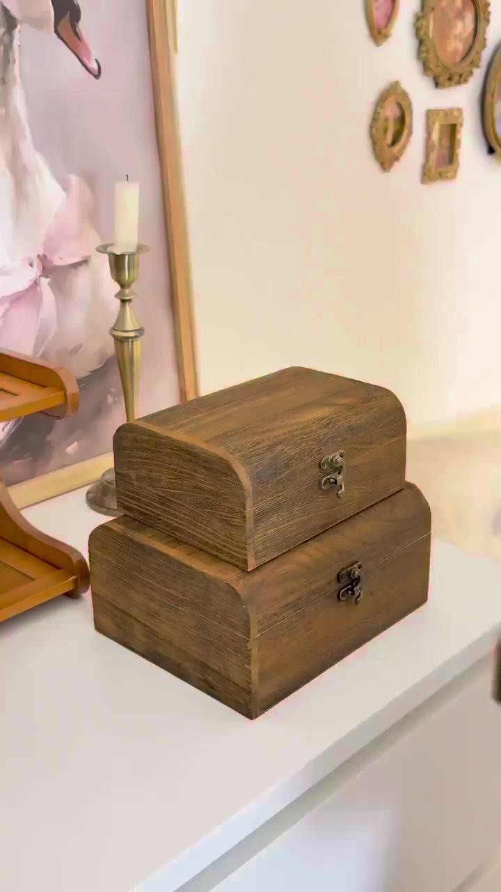 طقم صناديق خشبية فاخرة بثلاثة أحجام ✨
تصميم كلاسيكي يضيف لمسة دافئة وأناقة طبيعية لأي زاوية في البيت 🌿
مثالية لحفظ الإكسسوارات، المجوهرات، الذكريات أو حتى كهدايا مميزة 🎁
مصنوعة من خشب طبيعي بلمسة فنية راقية وإغلاق معدني متين 🔒
صغيرة.. أنيقة.. وتجمع بين الجمال والفائدة 💫
اختيار مثالي لعشّاق التفاصيل الكلاسيكية والديكور البسيط 🤎
#ديكور #صندوق_خشبي #هدايا #تنظيم #ستايل_كلاسيك


**إذا كنت صاحب هذا الإعلان وتريد حذفه لأي سبب، رجاءا أرسل رسالة إلى الدعم الفني**