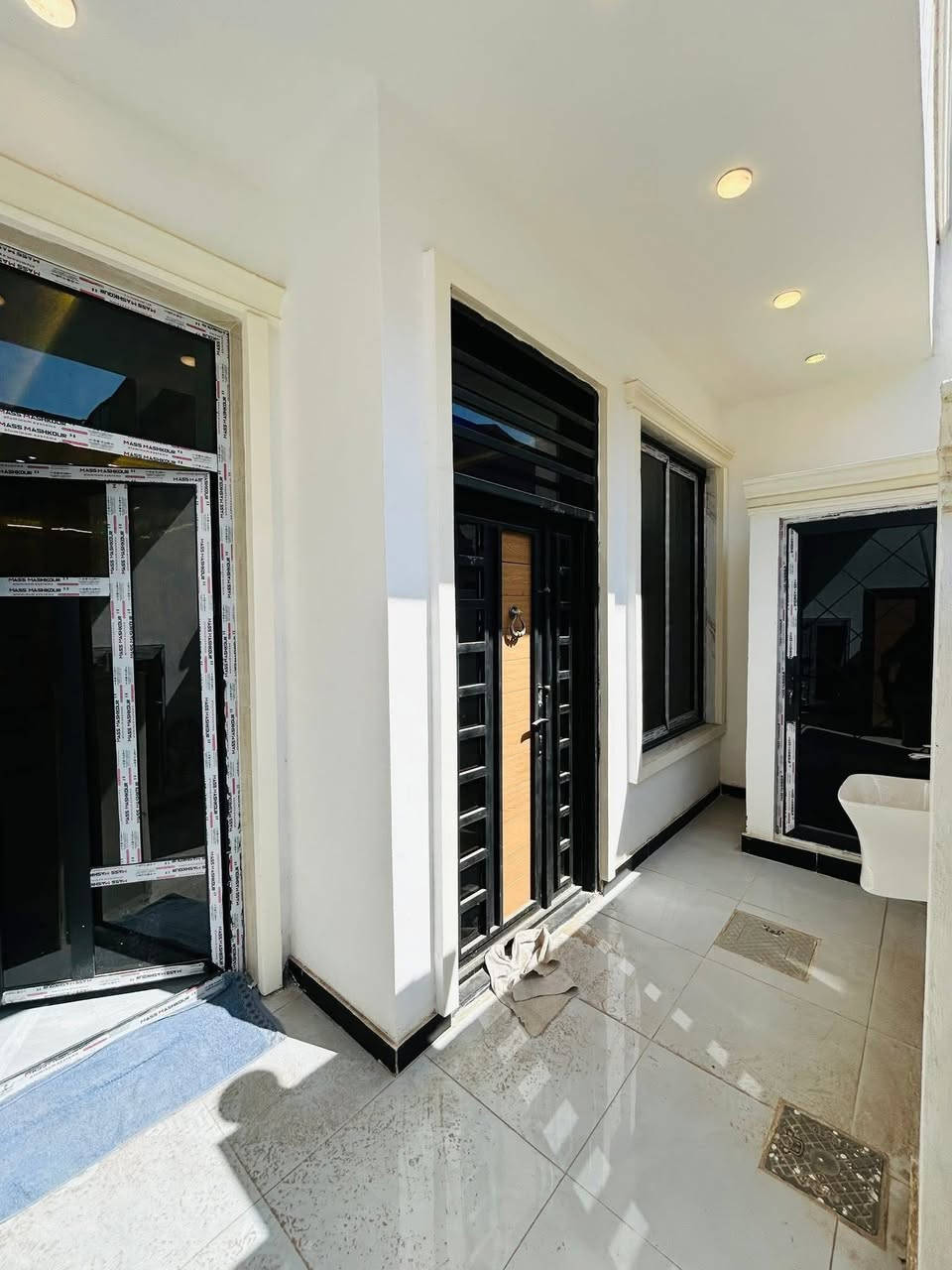 ✨ بسم الله ما شاء الله ✨
تمتع بأرقى وسائل الراحة والفخامة مع هذا العقار المميز 🏡

🔹 المساحة: 100م

🔹 الواجهة: 6.250م – النزال: 16م

🔹 فول مواصفات

البيت يتألف من:

🏠 الطابق الأول: استقبال واسع + مطبخ + صالة كبيرة + غرفة نوم بحمام ملكي + منور

🏠 الطابق الثاني: 3 غرف نوم + حمام

🏠 الطابق الثالث: بيتونه كبيرة

⚙️ المواصفات الفنية:

 • رفت 40 مع بتلو 10 (المجموع 50)

 • أرضية 60×60 مع حصو وبسيس تحتها

 • المطبخ والحمامات مطبوكة ألواح وليس سيراميك

 • نظام كاميرات وإنترنت مخفي

 • أبواب تركي أصلي + أبواب حمامات ألمنيوم

 • مغاسل تعليك مع مرايات نوع “توتة”

 • حمامات بخلاطات تركية أصلية

 • جبسن بورد + إنارة بروفايل ومخفية

 • بوكسات خارجية للغاز والماطور + تانك 1000 لتر

📜 نوع العقار: طابو زراعي – السند: 25

📍 الموقع: الدورة – البوعيثة – السلطان الثالث

🔑 البيت باسمي مباشر بدون دلالية

📞 للاستفسار 

اتصال / واتساب: ***********
