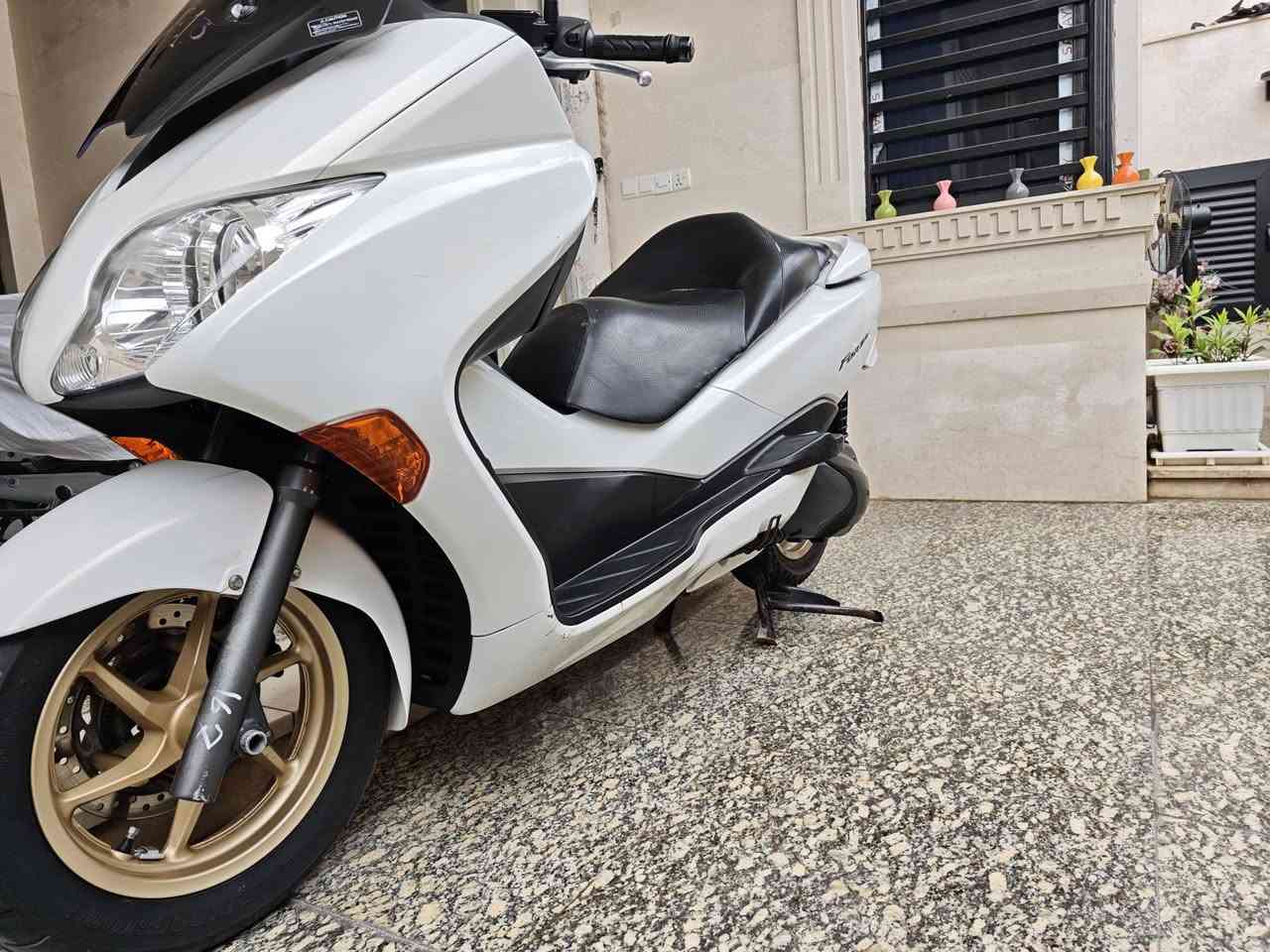 السلام عليكم فورزة 0.10 للبيع الدراجه كامله مابيهه اي نقص كير محرك مكفولات الدراجه عالبلاد  تجي وتشوف بعينك ماشيه 45 الف المكان العمارة للتواصل ***********
