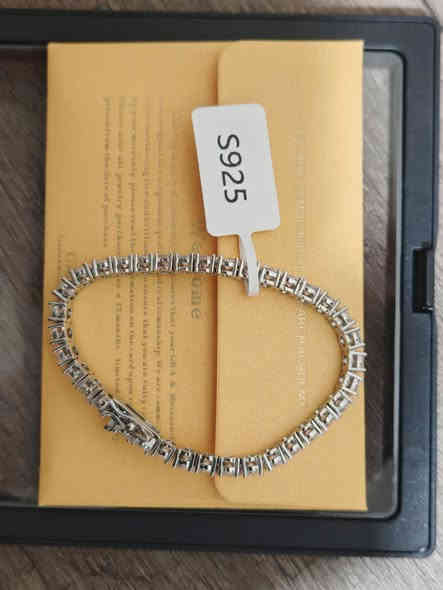 السلام عليكم
سوار فضة اصلي مرصع بال Moissanite للبيع
السوار جديد، فضة أصلية S925 ومرصّع بحجر مويسانايت يلمع بشكل واضح ومن قريب يشبه الألماس بالشكل واللمعة.
جودته عالية، والقفل مالتة مضبوط، ويجي ويا بطاقة الـ GRA الأصلية.
قطعة مرتبة وراقية وتناسب للرجال والنساء.

السعر: 150 ألف 
 واللي يريد يشوفه أكثر يدز رسالة او يتواصل على هذا الرقم ***********
