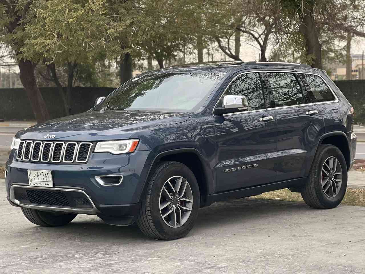 ‏‎جيب شيروكي موديل 2020  امريكي
‏‎
ماشيه 63الف mi رقم بغداد. 💯
بصمه‎ ⁃ فتحة سقف / كشنات كهرباء  / رادار خلفي امامي  / رادار جانبي / النقطة العمياء  /حساسات امامية وخلفية-  /شاشة كبيره- /محرك 6 سلندر  /   /دفع رباعي 4*4 - كشنات  جلد / توقف ذاتي / صندوق كهرباء  / 

عنوان بغداد العطيفيه 📍📍سونار داخل الصور ❗️

للتواصل :***********
