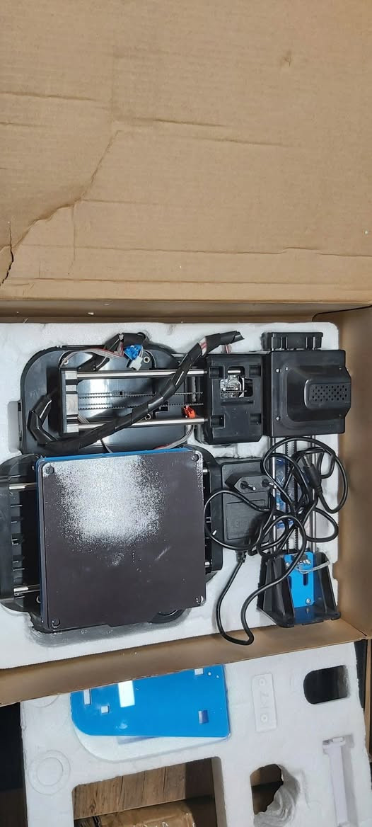 السلام عليكم 
الطابعة ثلاثية الأبعاد EasyThreed K7 

- العلامة التجارية: Hebry
- المُصنِّع: Hebry

المميزات الرئيسية:

- سهلة الاستخدام: الطابعة الصغيرة ثلاثية الأبعاد سهلة الاستخدام للغاية، يمكن للأطفال والمبتدئين فهمها بسرعة.
- دقة عالية: دقة منخفضة تصل إلى 0.1 ملم، مما يسمح بتأثير طباعة سلس وحيوي. 

-  تسخين سريع وآمن: الطابعة ثلاثية الأبعاد مجهزة بأحدث تقنيات الطارد، والتي نادرًا ما تسبب مشاكل مثل انسداد الفوهة وضعف البثق.

- لوحة أم صامتة للغاية:سهل الإزالة: سطح السرير الساخن مجهز بملصقات شفط مغناطيسية مرنة، والتي يمكن إزالتها بعد الطباعة مجهزة بلوحة أم صامتة 32 بت مطورة ذاتيًا وأحدث وحدة تحكم TMC2209.

-المواصفات:

- تقنية الطباعة: FDM
- حجم البناء: 100 × 100 × 100 ملم
- كمية فوهة: 1
- قطر الفوهة: 0.4 ملم
- خيوط طباعة: PLA
- دقة الطباعة: 0.1-0.3 ملم
- سرير ساخن: لا
- برنامج تقطيع: Easyware K7، CURA، sypmify3d
- درجة حرارة جهاز البثق: ~230°C
- سرعة الطباعة: 10-40 مم/ثانية.


**إذا كنت صاحب هذا الإعلان وتريد حذفه لأي سبب، رجاءا أرسل رسالة إلى الدعم الفني**