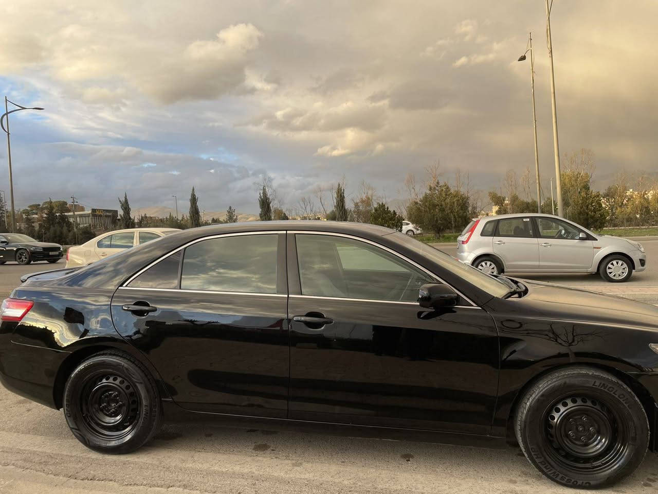 کامری 2011 LE ئەمریکی گێڕومەکینەی نەکراوەتەوە بە شەرتی هەموو شتێ 180000km ڕۆشتوە یەک پەڵەی بچوک بۆیاخە و  یەک چەمەلەغی پێشەوەی گۆڕاوە بە بیلاد و بێ کاڵ بونەوە و بێ شوختە و پێش و دوای قرچی نییەسەنەوی تا 2029 تازەیە بە ناوی خۆمانەوەیەچوار تایەی نوێ لەسەرەتەقە و ڕەقەی بە شەرت چرکەی تیانییەسەیارەکە زۆر تازەیە و ڕەشی قەترانە نرخی 131$ گەڵا و معالەی برایانە
0774 190 9595
0751 800 1933 السليمانية, العراق
