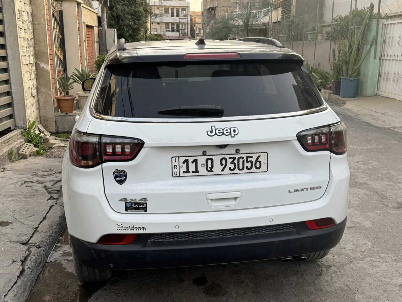 � للبيع: جيب كومباس 2022 – Limited (فول عدا فتحة السقف) 🚘

✨ الموديل: جيب Compass 2022 Limited
✨ الحالة: جيد جداً
✨ اللون: أبيض مع سقف أسود (Two-colour)
✨الضرر: احتراق المحرك 
✨ السعر: 16,200$

🔹 المواصفات والمميزات بدقة:

المحرك والأداء:

 • محرك 2.4L بنزين، 4 سلندر
 • ناقل حركة أوتوماتيك 9 سرعات
 • قوة حوالي 180 حصان
 • دفع رباعي AWD لأداء ممتاز على جميع الطرق
 • عزم دوران قوي وتسارع سلس

التجهيزات الداخلية:

 • شاشة لمسية كبيرة مع نظام ترفيهي وملاحة GPS
 • 6 وسائد هوائية للسلامة
 • مقاعد جلد فاخرة مع تدفئة المقاعد
 • مكيف أوتوماتيكي متعدد المناطق
 • تحكم في الصوت والمقود
 • بصمة دخول بدون مفتاح
 • نظام مراقبة النقطة العمياء

التجهيزات الخارجية:

 • مصابيح LED أمامية وزينون
 • كشافات ضباب
 • حساسات ركن أمامية وخلفية + كاميرا خلفية
 • تصميم Two-Tone أنيق: أبيض مع سقف أسود

ميزات إضافية:

 • مثبت سرعة Cruise Control
 • قيادة مريحة وهادئة على المدينة والطرق السريعة
 • صندوق خلفي واسع ومساحة رحبة للركاب

📌 عدد الكيلومترات: [25,150] كم
📌 نوع الوقود: بنزين

💡 لماذا هذه السيارة؟
✔ تصميم عصري وجذاب
✔ تجهيزات فخمة وراحة عالية
✔ أداء ممتاز على جميع الطرق
✔ فرصة رائعة لامتلاك سيارة شبه جديدة بسعر منافس

📞 للتواصل: [***********/ واتساب]
