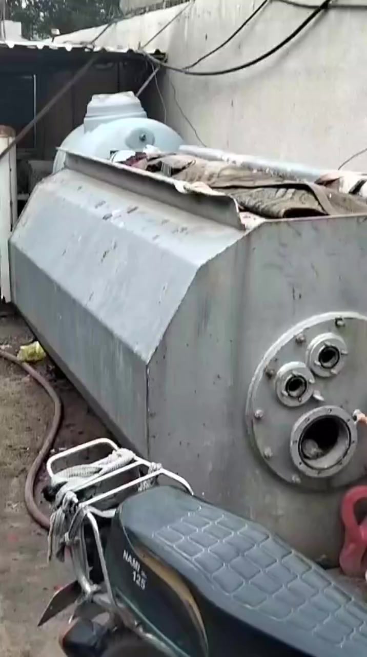 السلام عليكم خزان او تانكي ثكيل كلش  للبيع السعه مالته 2 طن و 800 العنوان البصره الحكيميه السعر 650 وبي مجال قليل رقم تليفون ***********
