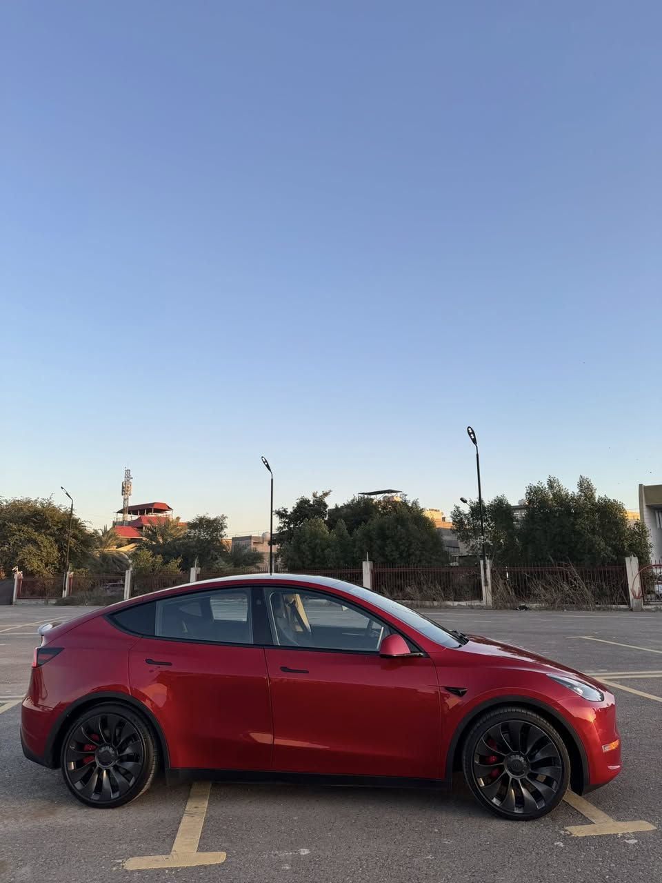 سيارة الذكاء والسرعة 😍
تيسلا مودل Y بيرفورمنس موديل 2023
رقم بغداد جاهز
تحويل مباشر 
السعر 235$ سعر مناسب جدا 🔥

الحالة:
ضرر خفيف جاملغ مع الباب  بدون دواخل ولا ايرباك 
سونار وصور الحادث مرفقة بلمنشور 
عداد المسافة: 24 ألف

المواصفات:
محرك كهربائي دبل ماطور
يمشي بالشحنة الكاملة حتى 550 كم
سقف بانوراما ثابت
شاشة 15 بوصة
كاميرات 360
حساسات أمامية وخلفية
مقاعد أمامية كهرباء مع تدفئة وتبريد
غرفة جلد أسود أصل
رادارات أمامية وخلفية وجانبية
مانع تصادم ومثبت سرعة
نظام القيادة الآلية Auto Pilot
نظام القيادة الذاتية Full Self Drive
أنظمة أمان وتنبيه متكاملة
تشغيل ودخول ذكي
تشغيل وتحكم عن بعد
نظام ترفيهي كامل
واي فاي، GPS، بلوتوث، USB
إضاءة LED أمامية وخلفية
صندوق خلفي كهربائي
نظام ركن ذاتي للسيارة

للاستفسار:***********

العنوان بغداد الكرخ (الحرية)
