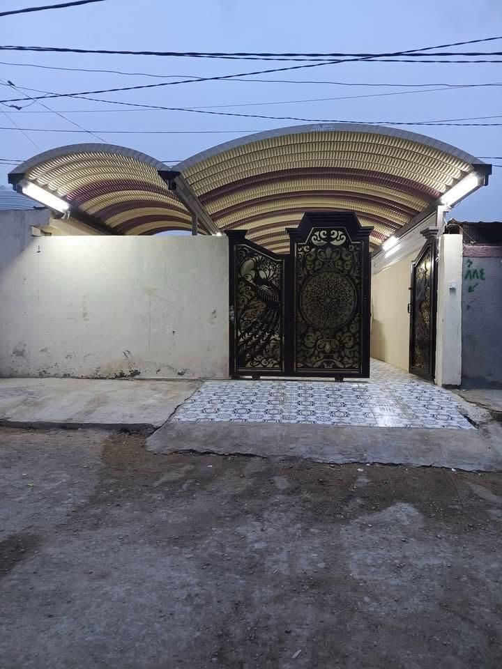 سلام عليكم ورحمة بيت للبيع مساحه ٤٥٠ متر سند٢٥ العنوان ورديه خارج كامل بي كراج سياره وحديقه غرفتين هول صاله رقم الهاتف ***********
