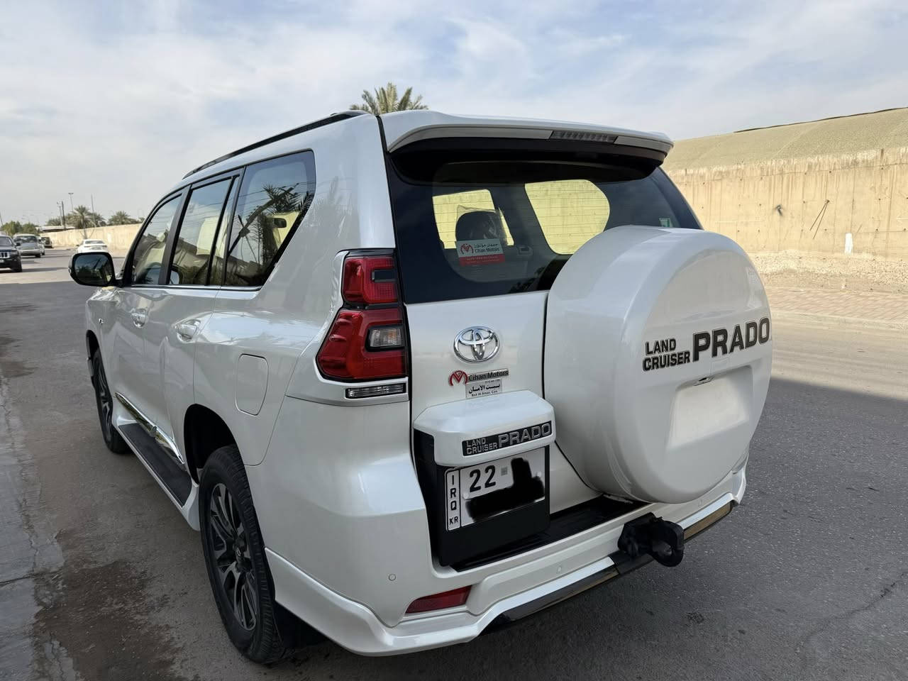 السلام عليكم
تويوتا  برادو    ٢٠٢٣    ماشيه     ٤   الاف كيلو متر  فقط  فئة     VX    
فول  مواصفات  ضمان شركة  تويوتا 
وبعدهي بالضمان  وبيه تبديلات دهن  وصيانه مجانيه   
رقم اربيل  
مكفوله من  الصبغ والبارد والتكحيل والزلغ مكفوله من كلشي 

السعر   ٥٣٥   ورقه

المكان  بغداد - الحارثيه   - شارع  الكندي 
***********

المواصفات
-----------
محرك  ٦  سلندر
سلايد   ( فتحة سقف)
كشنات  اماميه  كهرباء  عدد ٢
كشنات اماميه  تبريد
كشنات جلد
شاشه لمس  مع نظام كار بلي +  شاشه بالدشبول
تشغيل عن بعد
فول ايرباكات  بالتكم والكشنات والدشبول
تبريد  ٣  قطع   + تبريد لمس
كامرة اصليه دواره
لايت زنون  +  LED
بكلايت  LED
بروجكتر
فور ويل
مانع انزلاق
مري شفط
اشارة ترحيب بالدوسات
شاحن لاسلكي
ثلاجه
زراك لايت
دبل تانكي
فول  تحكمات ستيرن + كروس سرعه
حساسات خلفيه
ويل كب حجم ١٩
بصمه عدد ٢
كتلوكات الشركه  والارضيات جدد بعدهن بالجيس
ولعده ولسبير   غير مستخدم
 
وبعد بيه مواصفات هواي 
مواصفات البرادو المعروفه
