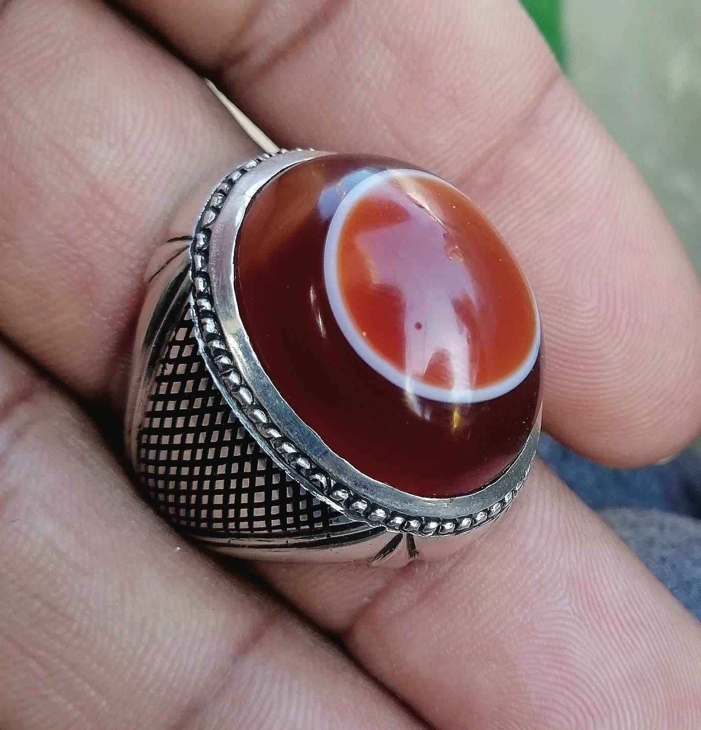 تحت ضوء الشمس ونقاوة الجو يتسنى لنا نشر القطع النادره والجميله التي يعشقها من ينظر إليها نقدم لكم جوهرة السليماني الأحمر الجميل يمتاز بلونه الأحمر البراق لعيونكم الغوالي للبيع على الخاص اوالاتصال على الرقم التالي ***********
