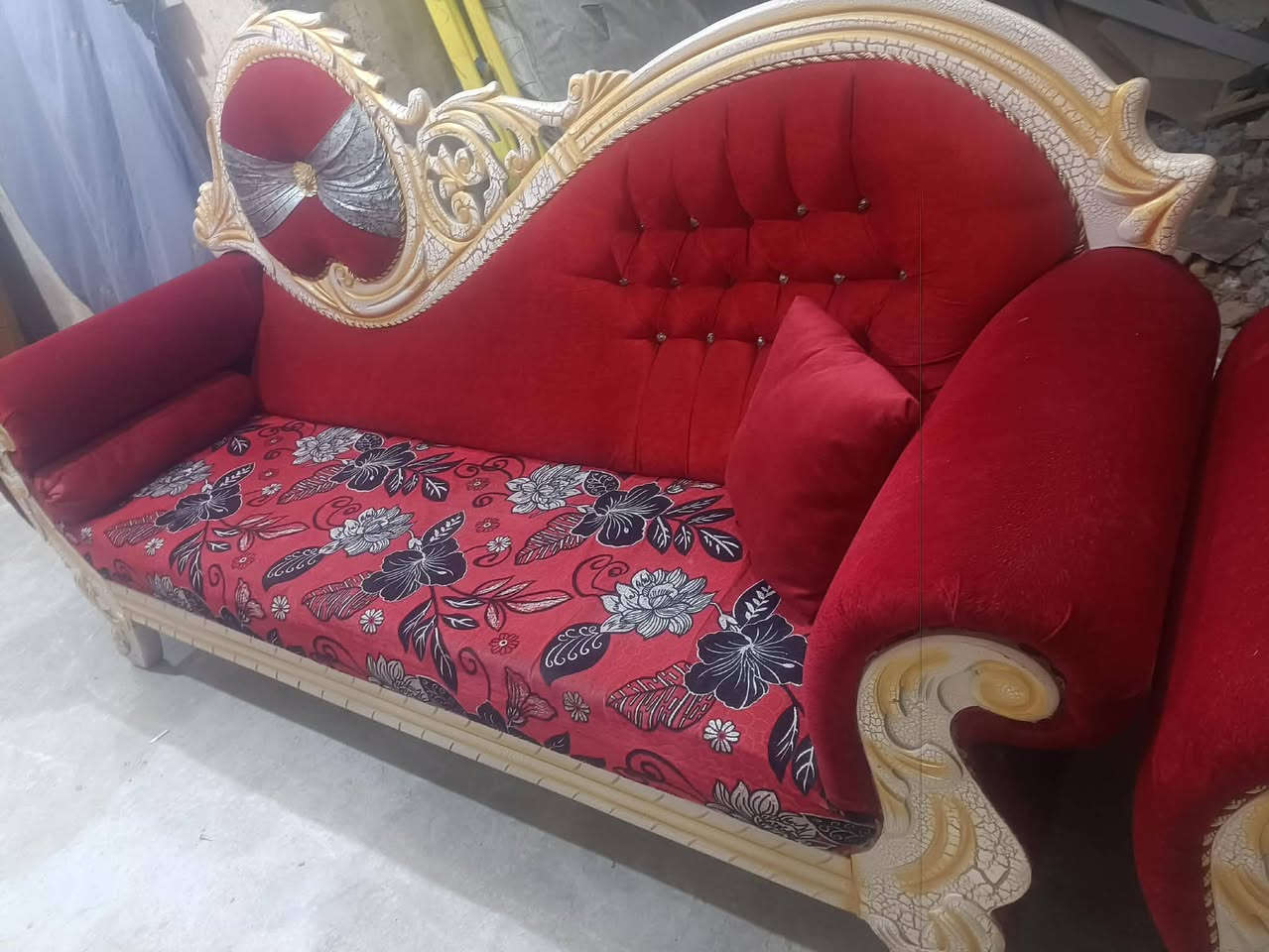 تخم ملكي عشر مقاعد جدا نظيف سبب البيع ماعندي مكان كافي الا السعر 500 بي مجال
رقم ***********
