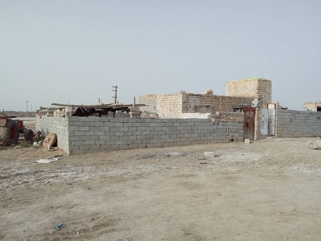 للبيع 2دونم معه بيوت 2 كهرباء وماء وجه عشارع السبيس الباح***********
