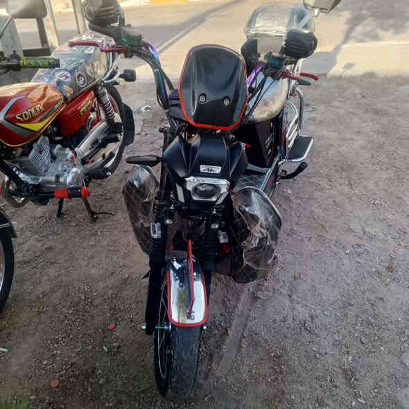 هارلي جبلي مستخدم 3 اشهر بطارياته زينات عل فحص  موديل 25 الاصدار الاخير  شركة الاخوين  بصمه تشغيل اصبع وسويجات ثنين بصمة تشغيل عن بعد 2  جهاز انذار سرقه  ويا جادر اني مشتري جديد  الدراجه حيل نضيفه سعرها ٦٥٠ وبيها مجال المو شراي لا  يجيني
***********
