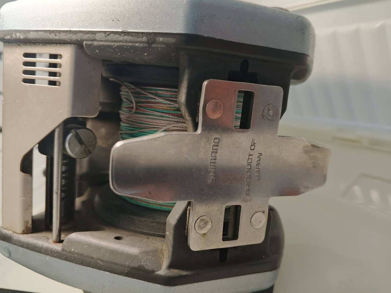 السعر ///مزاد يبدأ ب25 /**/التوصيل 5
الموديل: Shimano Digitana SLS GT4000.
الصناعة: يابانية أصلية (Product of Japan).
نظام SLS: تكنولوجيا (Shimano Line-retrieval System) التي تضمن توزيعاً متساوياً للخيط وسلاسة في السحب.
الشاشة الرقمية: مزودة بشاشة (Digital Counter) لقياس عمق الخيط بدقة/بحاجه الى بطاريه.
المقبض: مقبض خشبي كلاسيكي مريح مصمم لتحمل الضغط العالي أثناء سحب الأسماك الكبيرة.
الهيكل: هيكل متين جداً مقاوم للتآكل والصدأ الناتج عن المياه المالحة.


**إذا كنت صاحب هذا الإعلان وتريد حذفه لأي سبب، رجاءا أرسل رسالة إلى الدعم الفني**