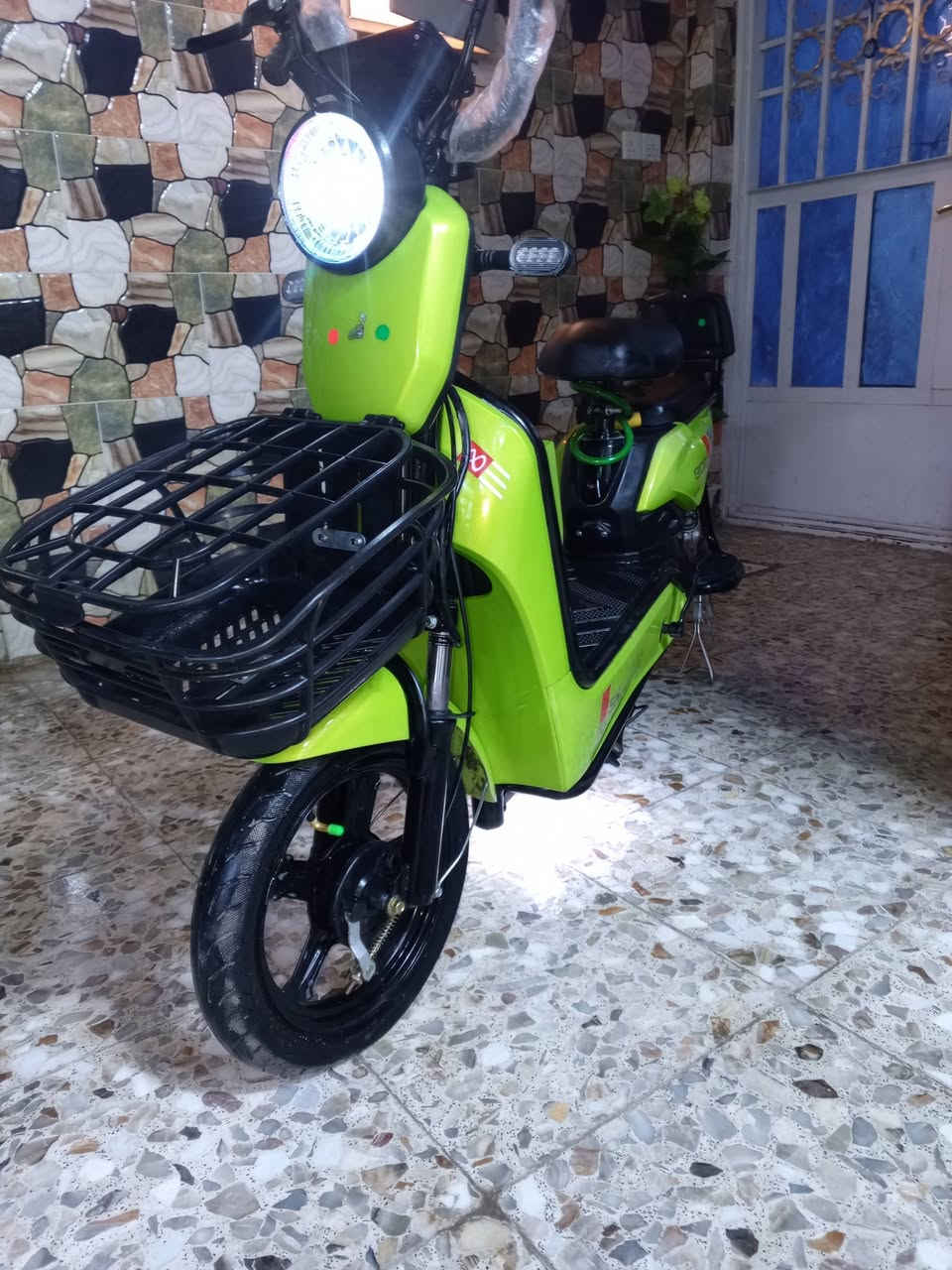 سلام عليكم دراجه شحن للبيع حجم 14تشغيل بصمه وعن بعد بلوتوث مستعمل اسبوع للاتصال ***********مكان بلديات

