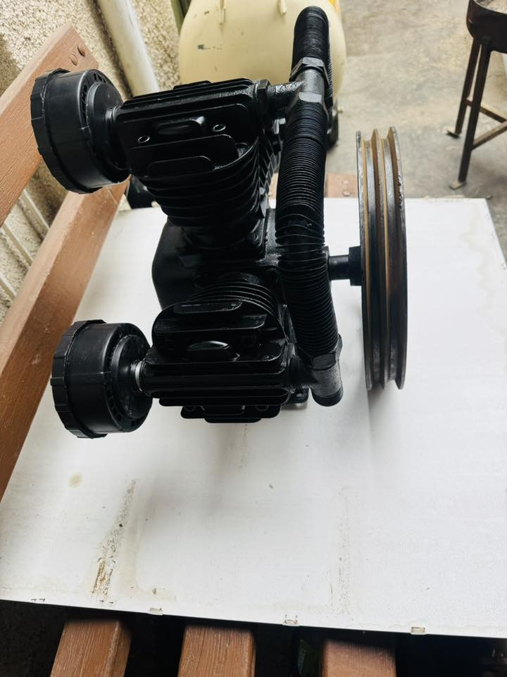 تاروسة كمبريسر حجم 90 كبير مال بطل 500 او 350 نظيفة جدا اتوسان تركية شغالة مستعمل قليل كلش بدهن شركة جان مربوط من جهة بانزين ما مشغلي كم مرة السعر 200 وبي مجال بسيط 
مكاني بغداد 
***********
