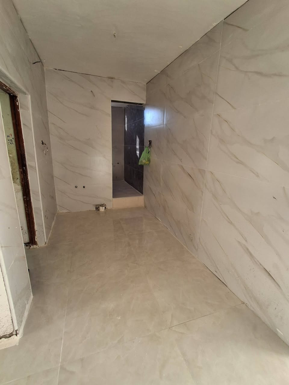 دار للبيع في منطقة الشرطه الخامسه قرب جامع معاذ ابن جبل المساحه ١٠٠ متر واجهة ٨ × ١٢.٥ يحتوي على صاله ومطبخ و ٣غرف نوم وخدمات عدد ٢  المراجعه مع مكتب الاماني للعقار للاستفسار/ ***********
