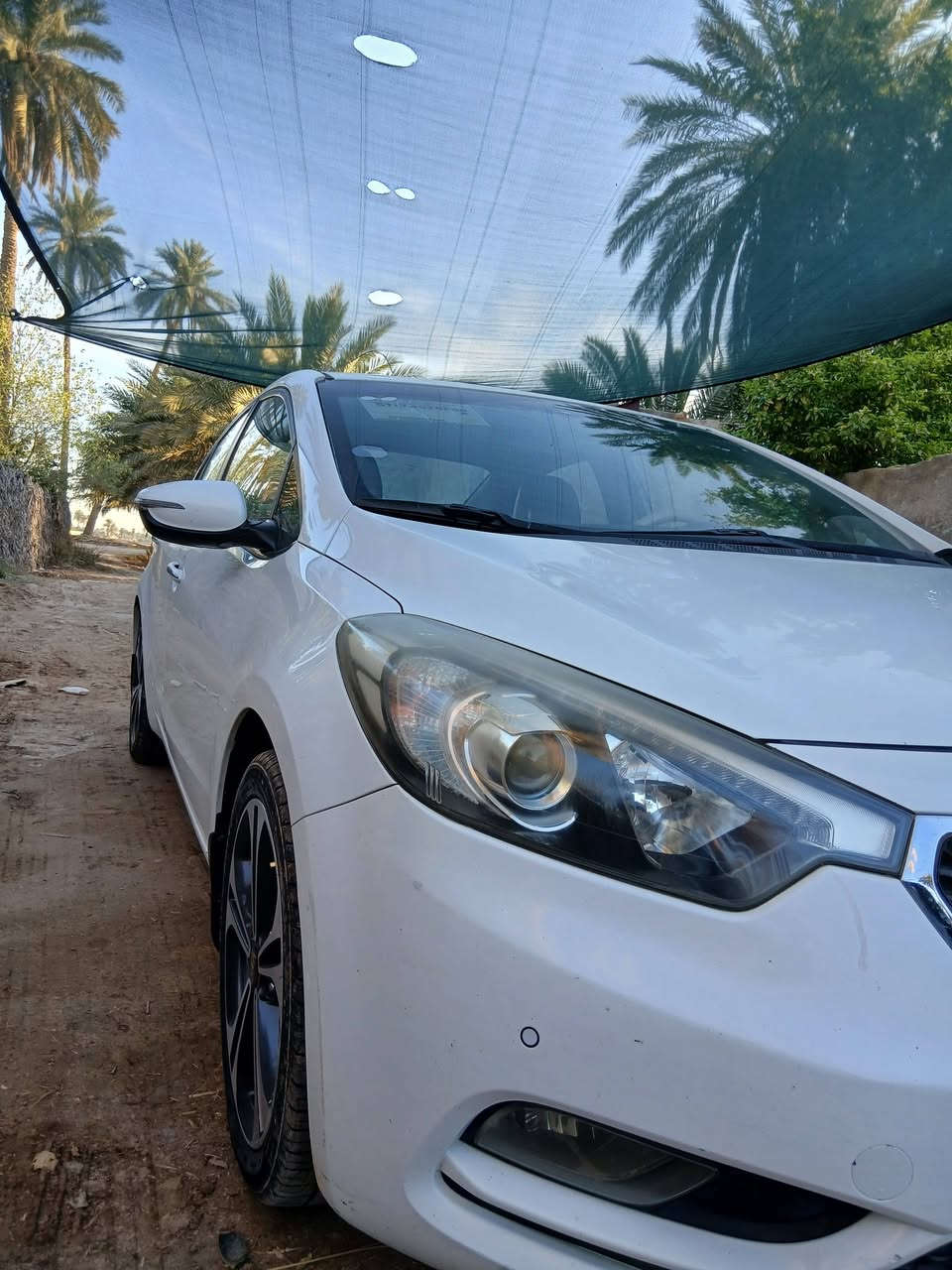 السلام عليكم
كيا سيراتو ،2014
خليجي فول عدا البصمه 
رقم اربيل 
بيها هلال الجاملغ الخلفي جه السايق 
وباب تبديل جه العبري 
السياره معروضه ب 117  وبيها مجال 
***********
