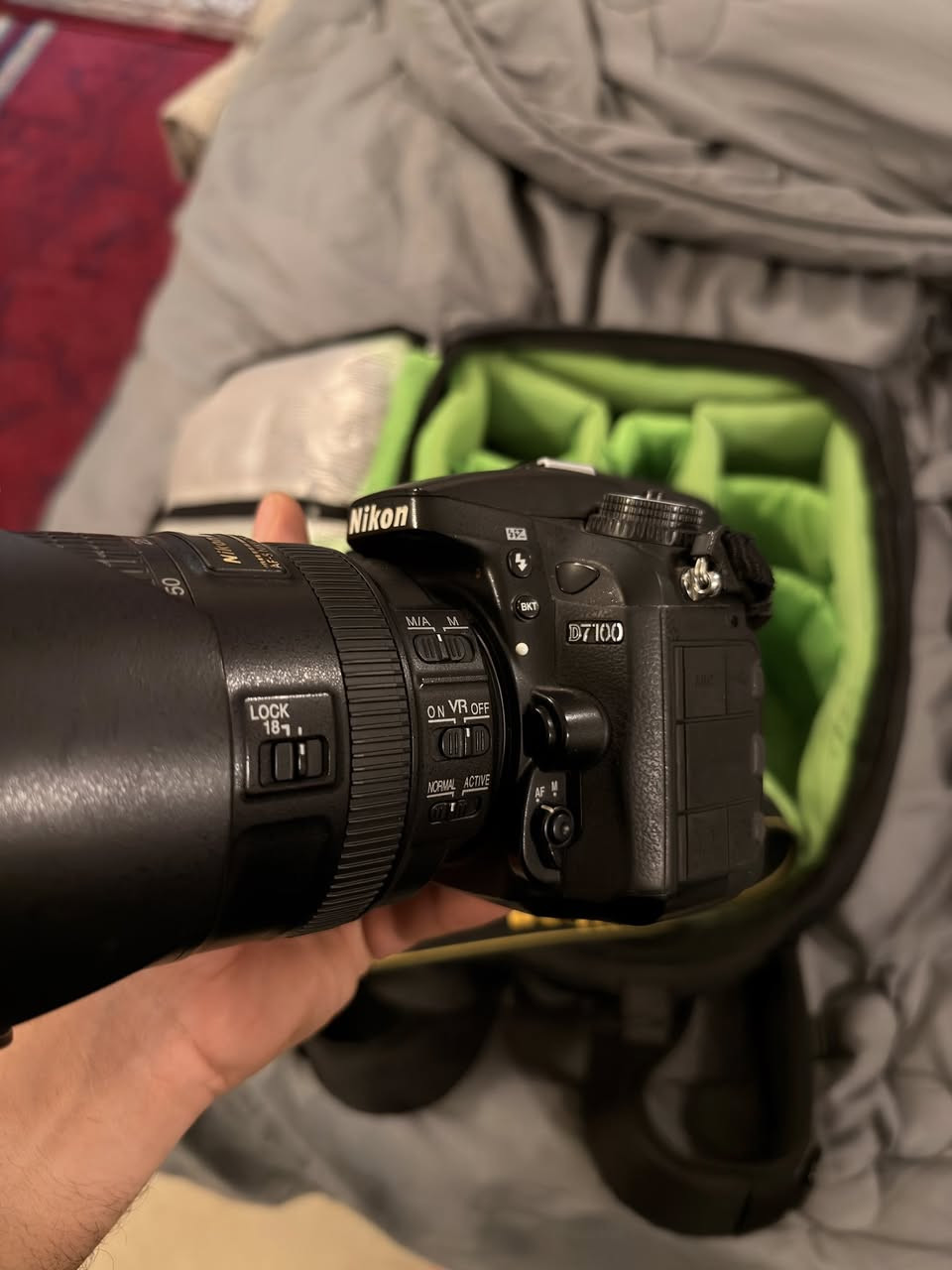 سلام عليكم كامرة نيكون d7100 للبيع
عدسة300-18 VR غنية عن التعريف
عدسة 50mm 1.8 
جنطة casepro درع 
وريمونت عن بعد 
الكامره استعمالي الشخصي واني اول مستخدم 
الي يحب يراسلني او يتصل ***********
