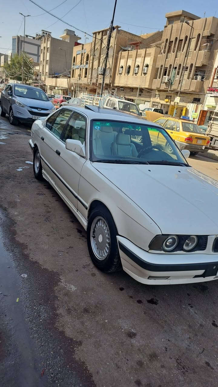 السلام عليكم
بي ام 525 بلاد للبيع

السياره موديل 1991 

كير عادي محرك جدد السياره بدون ضربه مصبوغه عام مكفوله من الضربه والكصه جام كهرباء سلايت شغال تبريد شغال داخل ابيض السياره جاهزه باسمي رقم بغداد للبيع فقط السعر 45 وبيها مجال 

الرقم ***********
