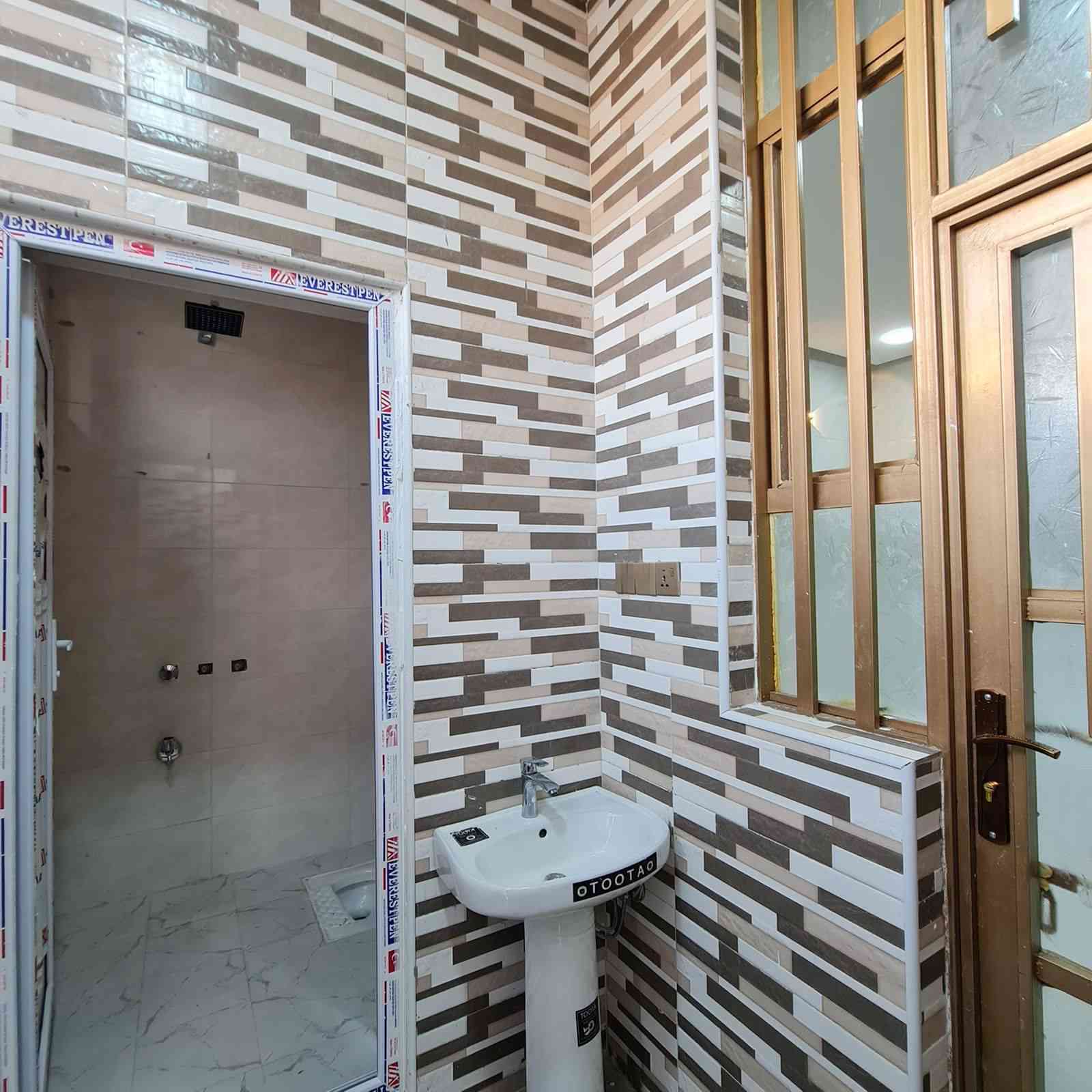 سلام عليكم ورحمة الله وبركاتة 
كربلاء المقدسة 
بيت البيع طابقين مساحه 50متر 
حي الإمام علي 
قريب على مستشفى الكفيل 
يبعد عن الولايه 4كيلو 
الاتصال على الارقام التالية 
***********
***********
