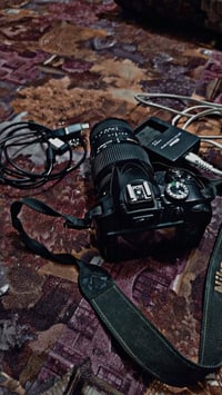 كامرا نيكون للبيع  3300 كامره حلوه وجه وردي  زوم رياضي الي يريدها يتصل...