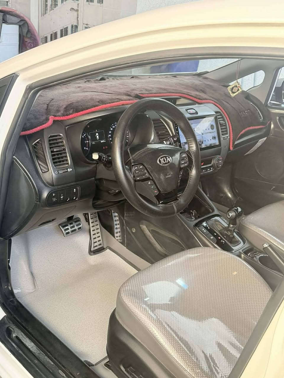 السلام عليكم سياره سيراتو خليجي اللون ابيض صدفي وارد ايراني viv موديل 2017 رقم بغداد
مكينه 2000 ماشيه 93 فول واحد عله واحد كشنات الامامي تدفأه تبريد الخلفي تدفأه تبريد ثلج قطعتين 
السياره خير من الله  المكان بغداد البياع للتواصل هذا رقمي ***********
