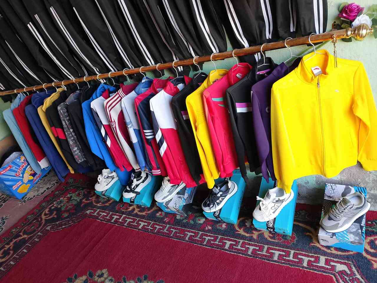 السلام عليكم 
بجايم رياضي السعر ٣٠٠٠
سويترات قياسات محير قطع حلوه ونضيفه السعر ٢٥٠٠
ترواكه فلس ٣٠٠٠
احذيه ب٨ فقط قياسات ٣٩/٤٠/٤١
الستاندات الخارجيه الاسعار تتراوح بين ١٠٠٠/١٥٠٠
العنوان /حي الربيع/السايدين 
***********
