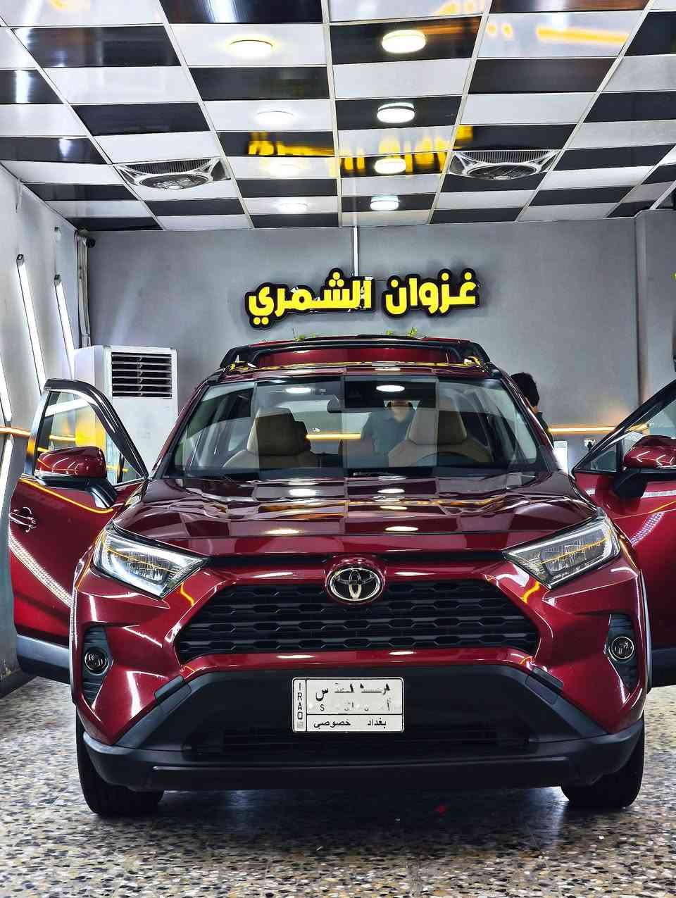 راف فور وارد امريكي
موديل 2020 بانزين
XLE
---------------------------------------------------------
مواصفات 
1-فتحه سقف
2-تحكم كشنات كهربائي
3-رادار
4-اشاير بالمري ونقط عمياء
5-هاند بريك دكمه اوتو
6-اوتو هولد
7-ستارت ستوب
8-كروس سرعه
9-تحديد مسار
10-تحديد مسافة
11-  3وضعيات قيادة
12-ايكو ونورمال وسبورت
13-شاشه اندرويد 12 انج
14-كامرة
15-صندوك كهربائي
16- بصمات 2
17-سيارة عليها نانو سيراميك.
--------------------------------------------
رقم بغداد 
ماشية 89 الف كيلو
حادثه جاملغ جهة السايق وبنيد من جهة الجاملغ 
بس مواصل لا لغود ولا شواصي
طاك ايرباك الدركه ومرجع سستم كامل 
بيه رصعات خفيفة قليله مالحالوب
 صارت قبل سنه

تخم تايرات جديد
ادامه كامله
ماشية 89 الف كيلومتر
العنوان: بغداد الامين
الرقم واتساب :***********
