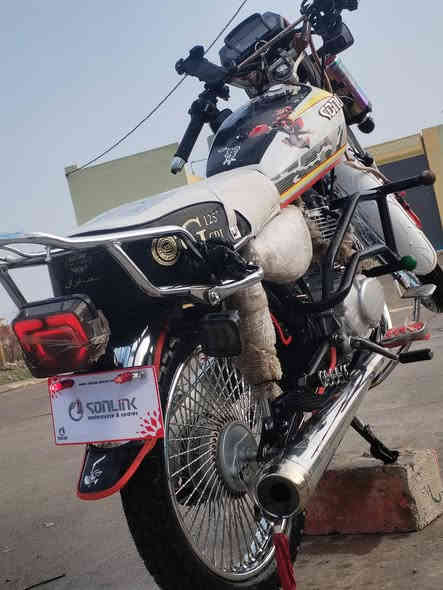 الدراجة للبيع.  ؟    🤲🏻         (اي حبيبي للبيع) 
يامديل؟               🤍              (2024)
اصوليه؟             ✔️            (  منفيس موجود ) 
شنو نوعه؟                          ( سولنك باب اول ) 
 وين مكانك؟               🫣          (موصل تلكيف) 
تكدر تجيني لفلان مكان؟       🥺  (لا)
)  
شكد سعره؟؟          🤑                  (وبيهة 750) 
شنو مجالهه         🌹                            (بيه مجال حك الجيه ) 
دزلي رقمك.                                  (***********)   
موجود على الخاص                       ( اي حبيبي موجود).
