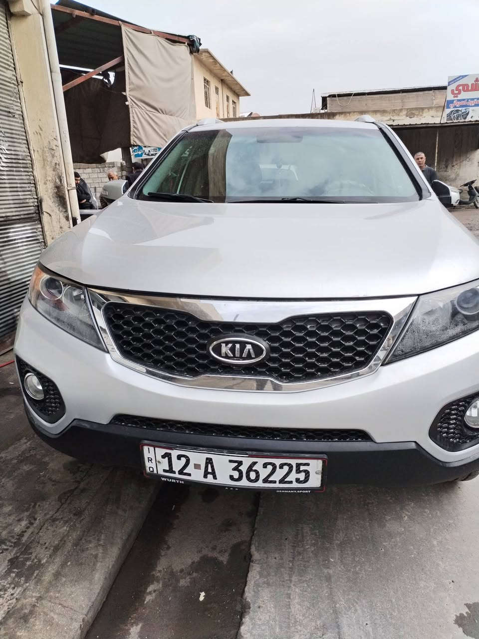 السلام عليكم كيا سورنتو للبيع مديل 2011 لون سلفر صبغ باب الوره السايق فقط بدون دواخل موصفات نص فول رقم نينوى مصطر السياره جاهزه اي نقص مابيها مكينه 4 سلندر تبريد قطعتين دبل شاشه داخل اسود تيرات جديده باتري جديد صدر امامي وخلفي كله جديد السعر 143 وبيها مجال مكان السياره موصل أيسر موبايل *********** كورك ***********
