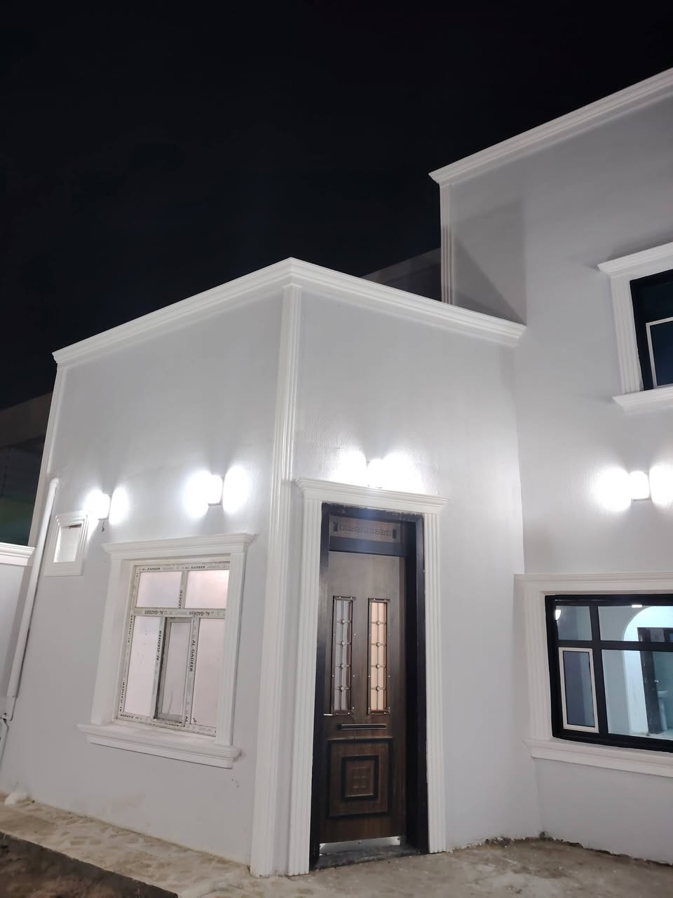 بيت للبيع 200 متر في قرية الغدير 1 غرف عدد 5 استقبال +صالة + سقوف ثانوية مع جبس. ابوب قاصة. واجهة فوم. كراج كاشي. سياج عالي. درج مرمر مع محجر المنيوم مكتب سيد حسين زيني مقابل مول بازار سنتر  واتساب ***********
