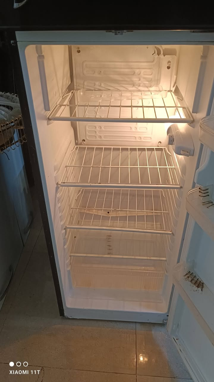للبيع ثلاجة رولكس بلادية ١٢ قدم ب١٤٠ الف للتواصل ***********
