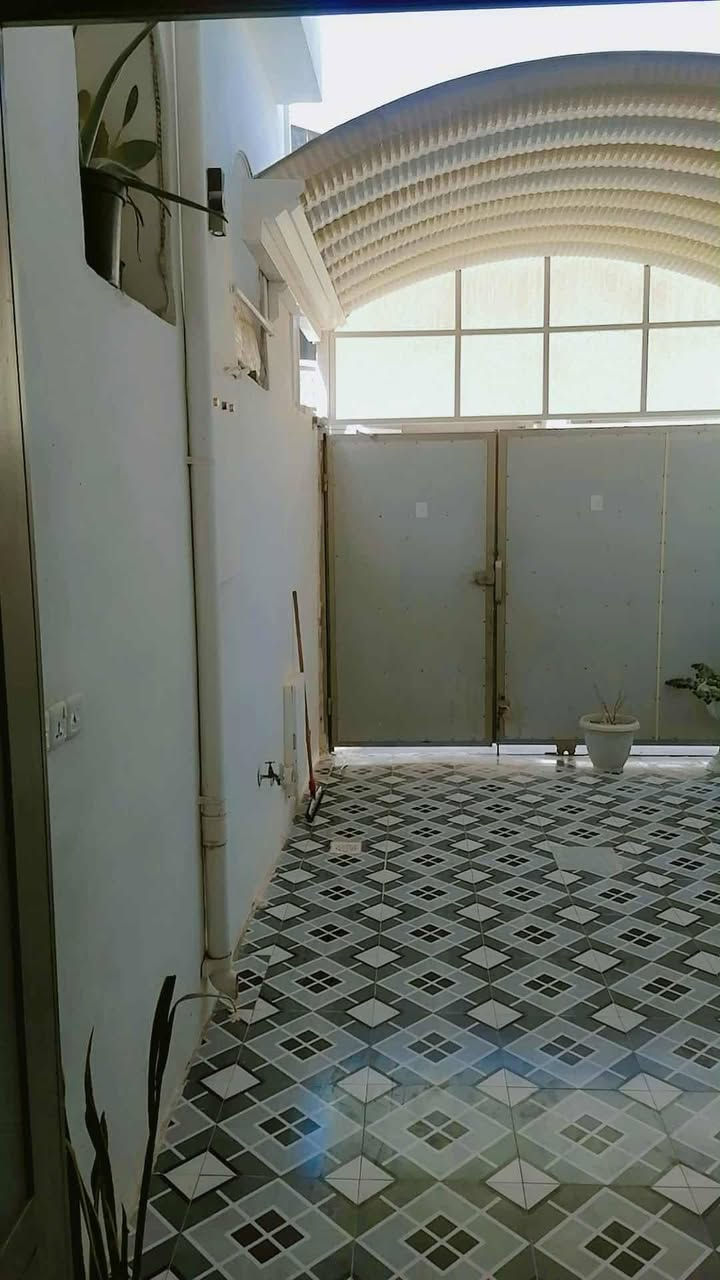 🏡 بيت للبيع في الصقلاوية (الشهداء الثانية) 🏡
**فرصة مميزة للسكن المباشر أو الاستثمار!**
بيت كامل المواصفات، بناء وتصميم حديث (**مفول ومرتب ترتيب كلش**)، وجاهز للسكن فوراً.
### 📍 الموقع:
 * **الصقلاوية** - منطقة **الشهداء الثانية خلف المدارس**.
### 📐 المساحة:
 * **120 متر مربع**.
### 📋 تفاصيل وتصميم البيت:
 * **المرونة والنظافة:** البيت بالكامل **مسرمك ونظيف جداً** وجاهز ما يحتاج أي مصاريف.
 * **الجهة الأمامية:** **طرمة كبيرة** وشرحة.
 * **الاستقبال والصالة:** صالة داخلية مميزة + غرفة استقبال ضيوف معزولة ومرتبة.
 * **غرف النوم (نظام طابقين):**
   * غرفة نوم في الطابق الأرضي (جوه).
   * غرفة نوم في الطابق العلوي (فوق).
 * **المطبخ:** مطبخ متكامل ومصمم بطريقة عملية.
 * **المرافق الصحية:** يحتوي على **2 حمام** (حمام بالطابق الأرضي + حمام بالطابق العلوي).
### 💰 السعر:
 * **85 مليون دينار عراقي** (وبيه مجال بسيط للشراي).
📞 **للاستفسار والتواصل أو لمعاينة البيت على أرض الواقع:**
 * يرجى مراسلتنا على الخاص 📩
 * أو الاتصال على الرقم: [***********]
