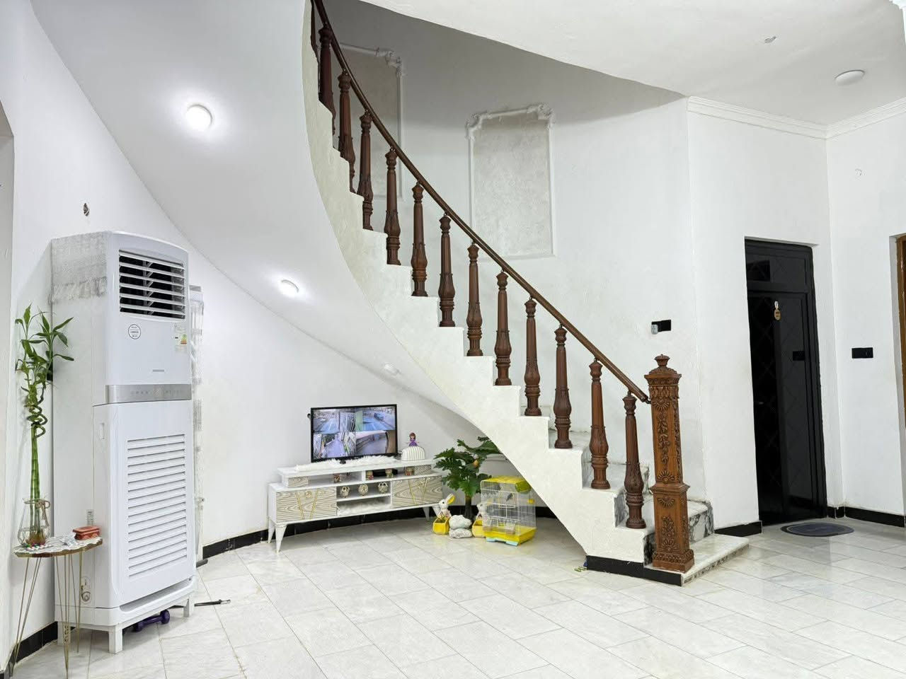 بيت للبيع مساحة 200 متر، العنوان الجمعيات قرب الأربع سايدات ع شارع 20، بناء حديث، طابقين، يتكون الطابق الأول من غرفتين نوم+صالة+مطبخ+أستقبال+ ساحة +حديقة داخل الساحة، 
أما الطابق الثاني يتكون من أربع غرف نوم +صالة
أضافة للمجموعة الصحية
الواجهة 10، النزال 20
قابل للبيع مع الأثاث أو بدون الاثاث
السعر خاص أو الأتصال ع الرقم
***********
