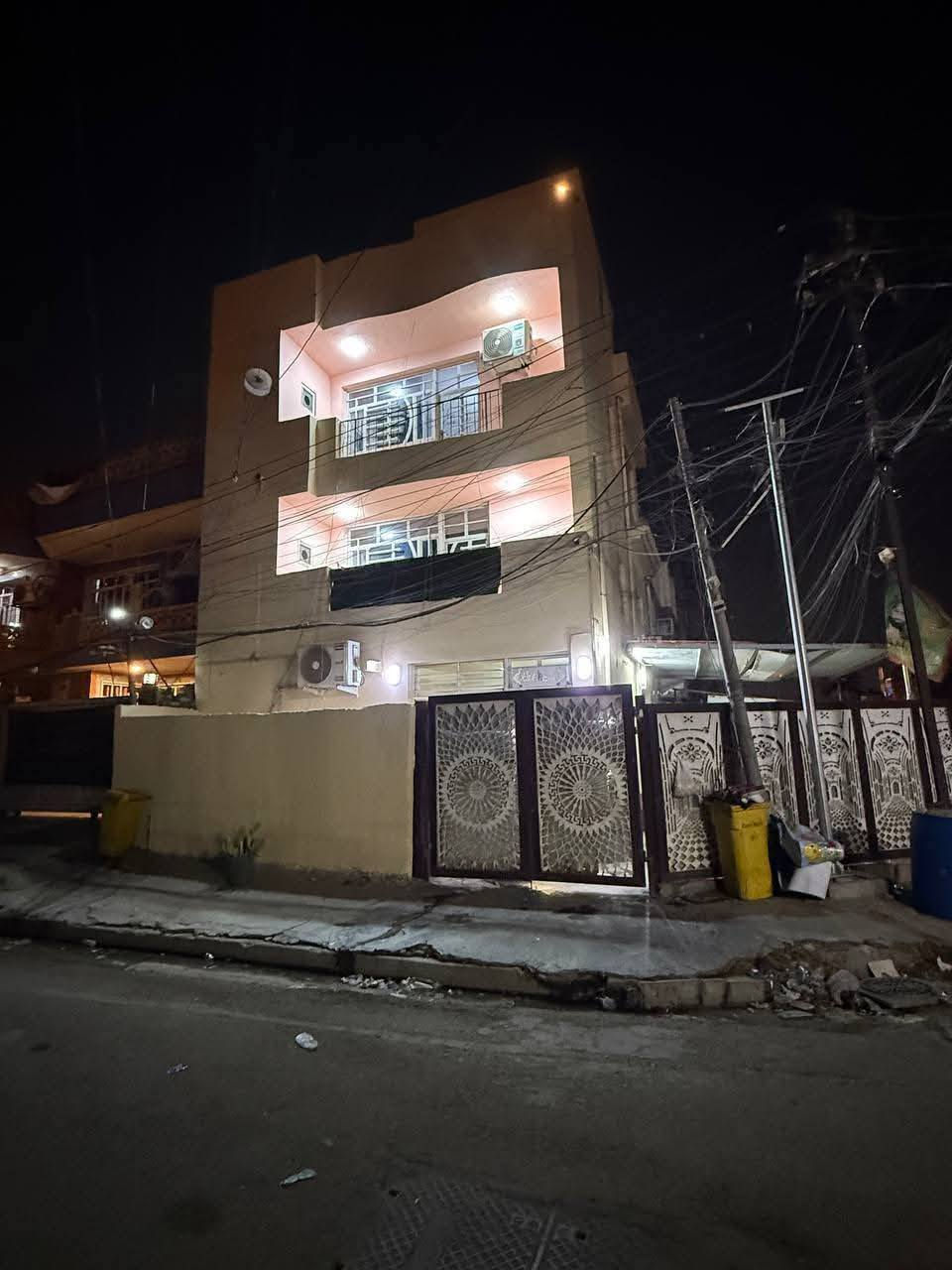 دار للبيع المساحة 64 متر
نزال 8 / واجهة 8

مربع ركن على شارعين

عرض الشارع 25 متر

سنة البناء  2020 

يحتوي على مدخلين

ثلاث طوابق

3 غرف نوم+ 3 حمامات + استقبال ومطبخ

العنوان بغداد الجديدة (النعيرية)

للاستفسار

***********
