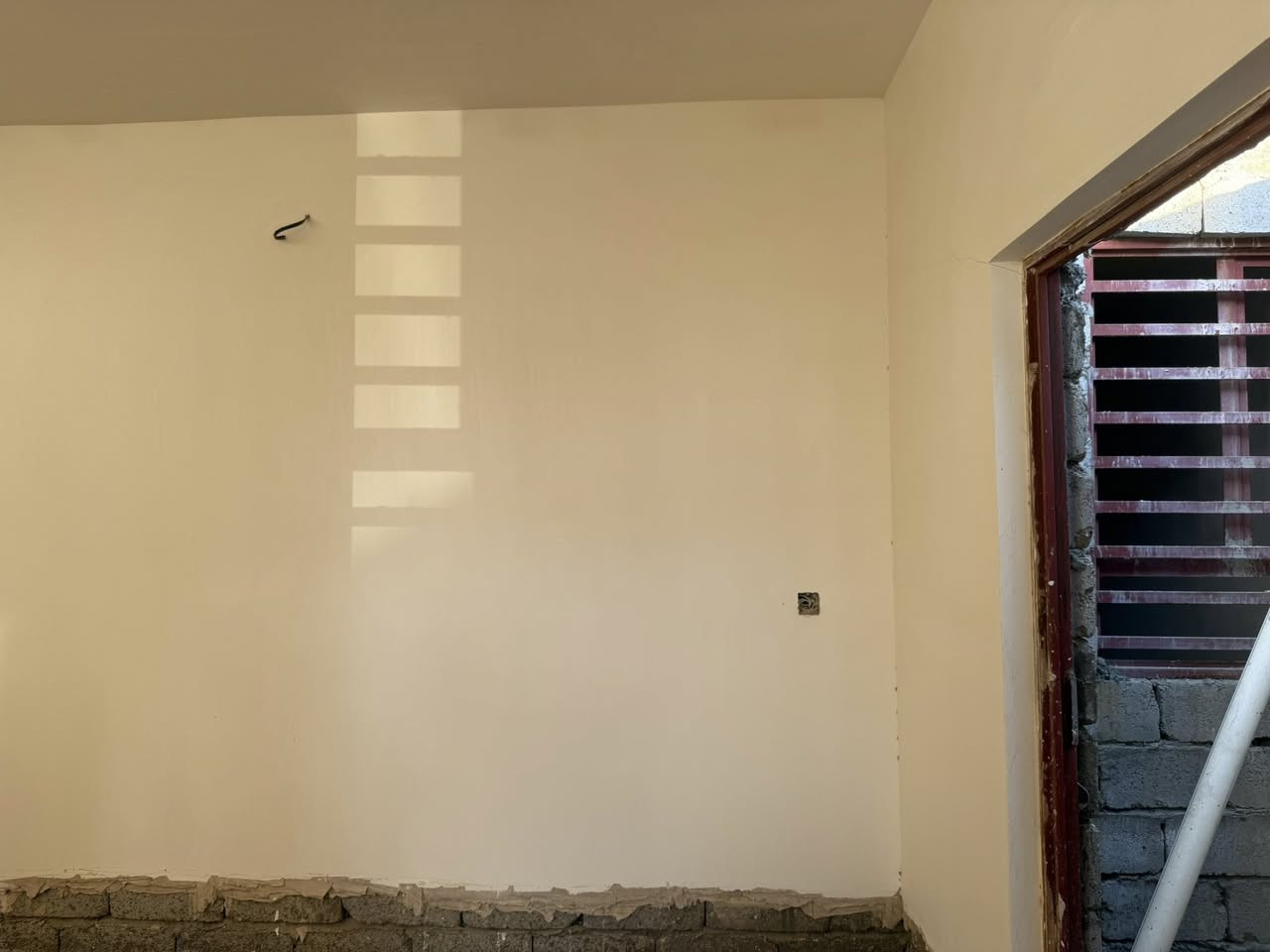 السلام عليكم يوجد بيتين هيكل الاول مجهز بياض وكهربائيات ومجاري باقيلة شي بسيط والثاني مجرد بلوك وصب السطح والبيتونة هم صب في قرية نديم مقابل منشاة نصر المساحة الاول ٢٢٠م والثاني١٤٠م البيتين بناء جديد للتواصل ***********
***********
