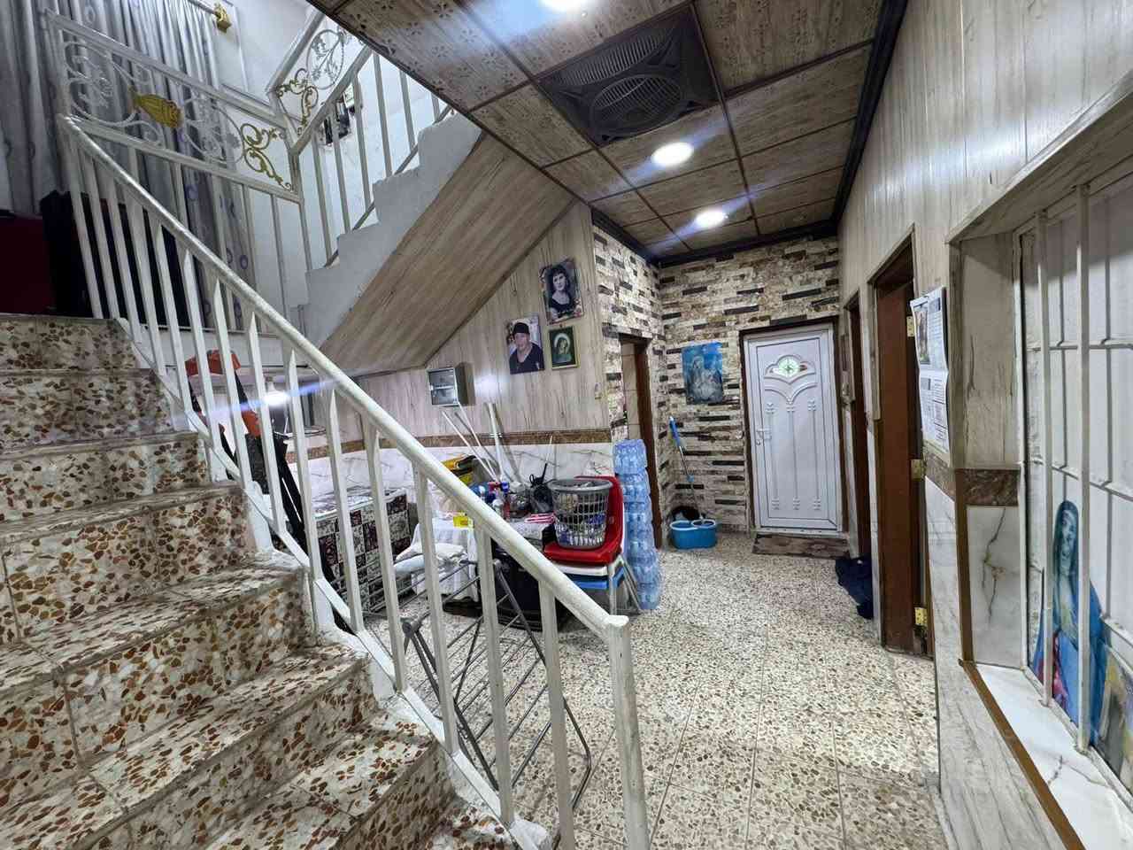 البصرة ..حي الجامعة قريب على الشارع السايدين ومستشفى الطفل يحتوي على 4 غرف نوم وصالتين ومطبخين واستقبال و4 حمامات وكراج نظيف جدا على شارع 10م منطقة راقية ونظيفة ومكتملة الخدمات طابو صرف باسم شخص موجود تحويل يوم ثاني ..
السعر /320 مليون قابل للتفاوض
*********** واتساب مكتب المكصوصي البصرة, العراق
