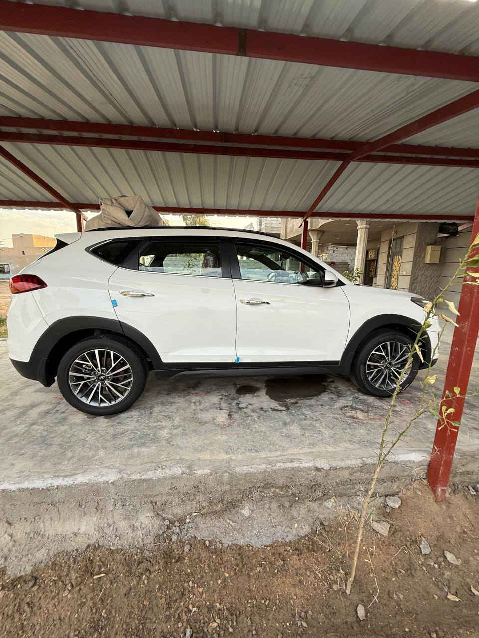 سلام عليكم توسان للبيع فقط موديل 2020كفاله عامه فول لمتد 5عدسات سياره احله من الصور خليجي مكلف بل نشر للتصال ***********السعر 220وبيه مجال حك الجيه مجاله كلش بصيط
