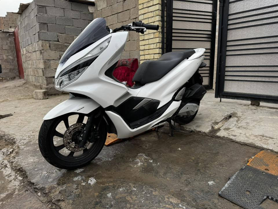 #مال_حاوية. مو مال شارع  للبيع بي سي اكس pcx الجيل الثالث مكفولة كفرها اصلي بيها شخوط بالترايش ومكحلهن فقط وشخط بكفر الصالنصة الباقي اي شي مابيها هيتر باليدات والكشن مكاني بغداد مدينة الصدر 
للاستفسار 
الاتصال او واتساب ماسنجر ما اجاوب 
***********
