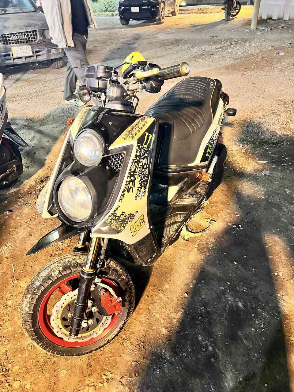 سلام عليكم دراجه سكنس جبلي لا مفتوحه  ولا مبدل شي كلها بلادي تزويد دبلات ستيرن يدات  بريك كله بلادي شلعه معدل شرط تطير نضيفه مرتبه احله من صوره سعر ٩٠٠ مكاني  حيور قرب جامع لفردوس ***********
