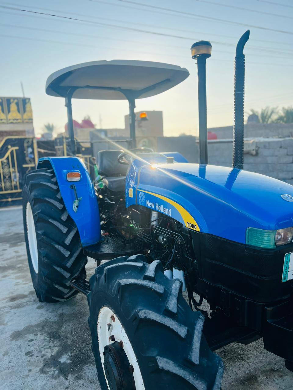 لبيع مكينه نيوهولند حجم ٨٠  موديل ٢٠١٤ مكينه جديده تخم تاير مكينه ما ناقصه شي كير وكسن شركه   مكينته لا تنقيص ولا تبخير سعر تصال على رقم ***********
