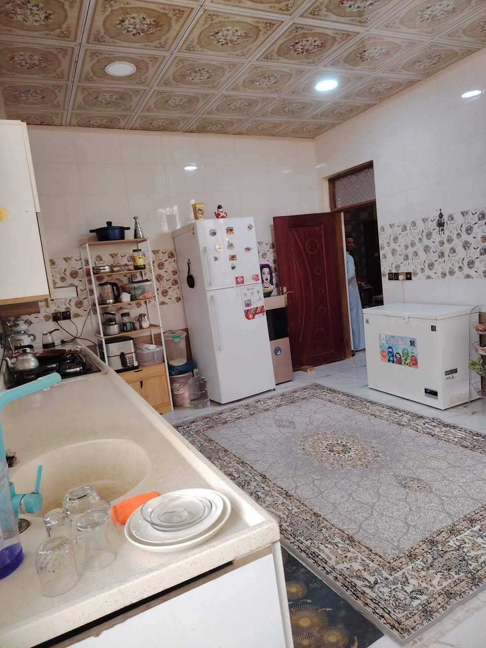 بيت للبيع بالتقيه الثالثه قرب مجمع الروان مساحته 250 متر طابقين يتكون من غرفتين مطبخ صاله استقبال مجمع صحيات داخليه وخارجيه طارمه مراجعه مكتب العاصمه العنوان  ام الخيل قرب البلديه الجديده استفسار الواتساب او اتصال رجاء*********** مراجعه ***********
