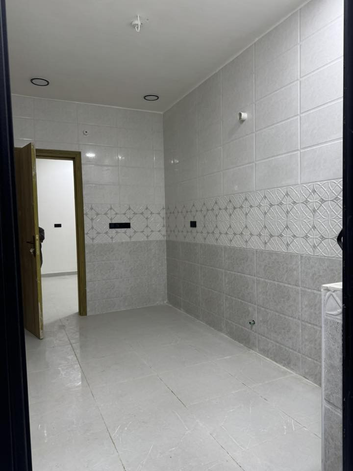 سلام عليكم بيت للايجار جديد غير مسكون تسليم مفاتيح مباشر  بناء حديث
يحتوي على مطبخ صاله +هول + غرفه نوم +صحيات +مناور + كراج.  موقعه بكرلي الأولى منطقه سكنيه هادئه جداً

الايجار ٤٠٠  لان بيت جديد 

للأستفسار والاتصال على رقم ***********
