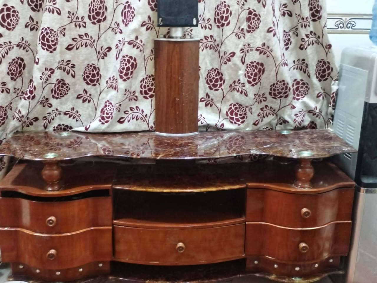 سلام عليكم. معرض مال بلازمه للبيع سعره 150 ألف.مكانه حي الحسين يم البانزين خانه.ليريده يتصل على هاذه الرقم ***********
