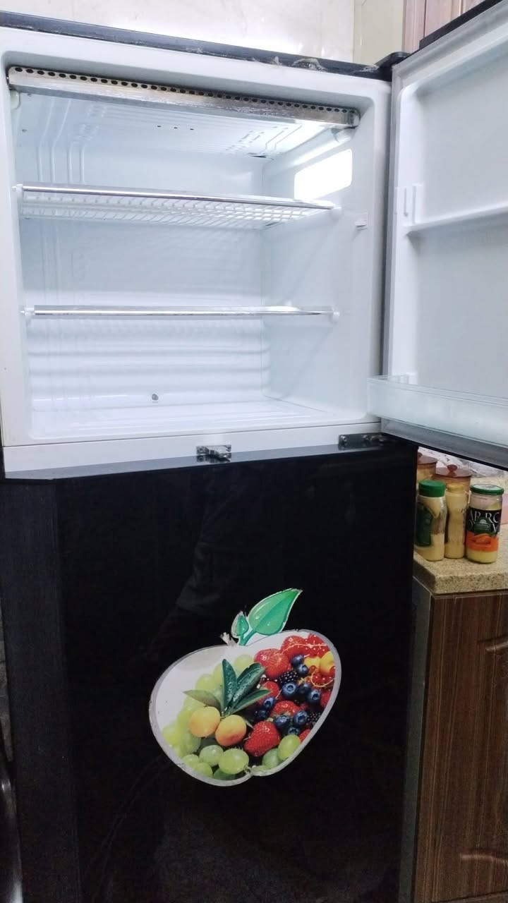 ثلاجه حجم كبير مداخله تصليح نظيفه كلش مكاني صويره يوجد نقل بااجره سعر ٣٠٠ ألف نهايتها ***********
