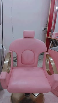 للبيع كرسي حلاقة العدد 2 السعر الواحد 200  07846100337